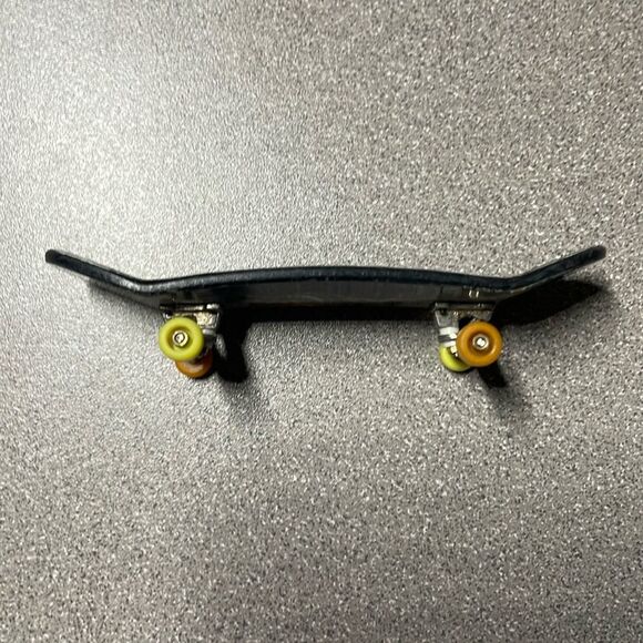 Tech Deck Mini Skateboard featuring Blind Seea Golden Bear - Picture 3 of 6
